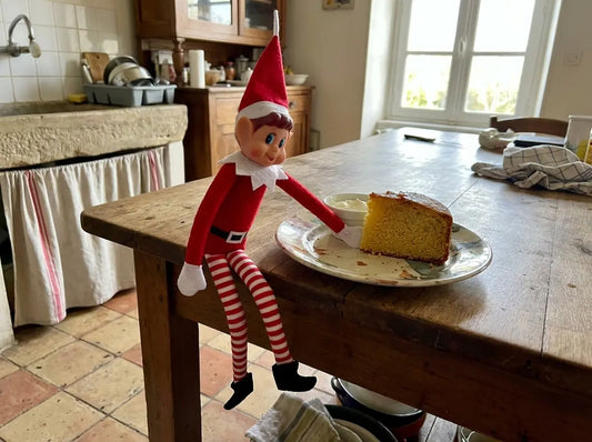 Un bol de crème et une part de gâteau au miel laissés sur la table de la cuisine pour le farfadet