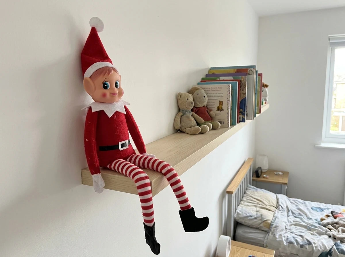lutin farceur de noël sur l'étagère