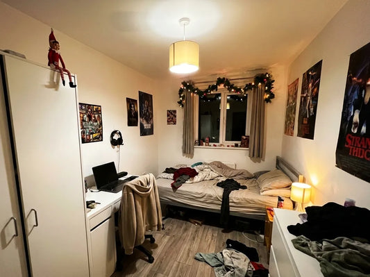 bêtise du lutin farceur dans une chambre d'ado