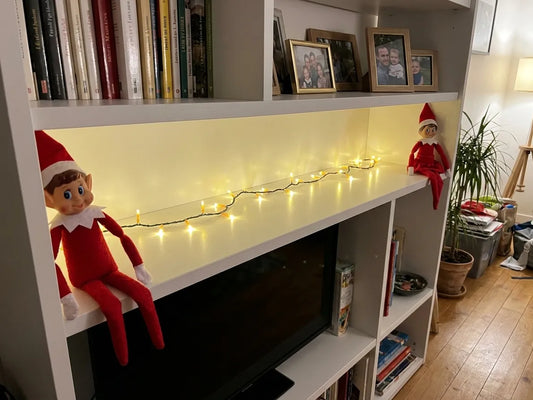 lutin farceur de noël sur l'étagère du salon