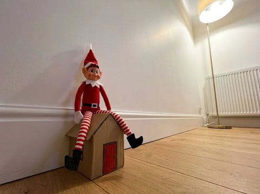 lutin farceur sur sa maison
