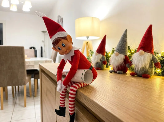 lutin farceur et gnome sur étagère