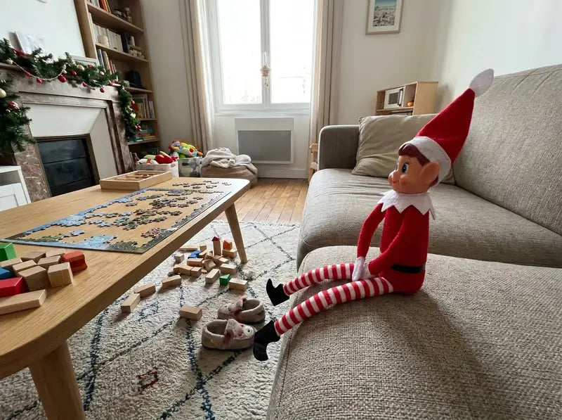 lutin farceur sur le canapé