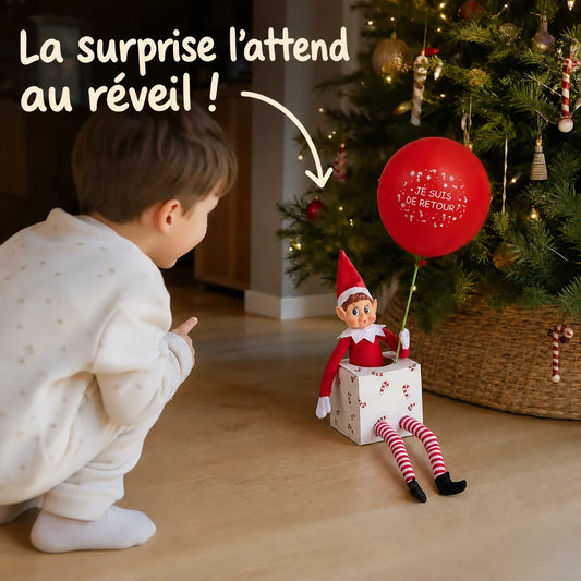 Enfant découvrant le lutin et son ballon au pied du sapin au réveil