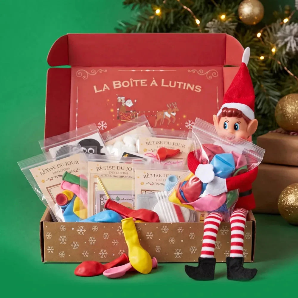 Peluche de lutin assise sur la box La Boîte à Lutins ouverte, remplie de sachets Bêtise du jour