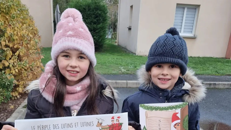 Deux enfants avec les courriers des lutins