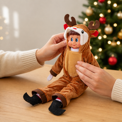 Parent habillant un lutin farceur avec son costume de renne de Noël