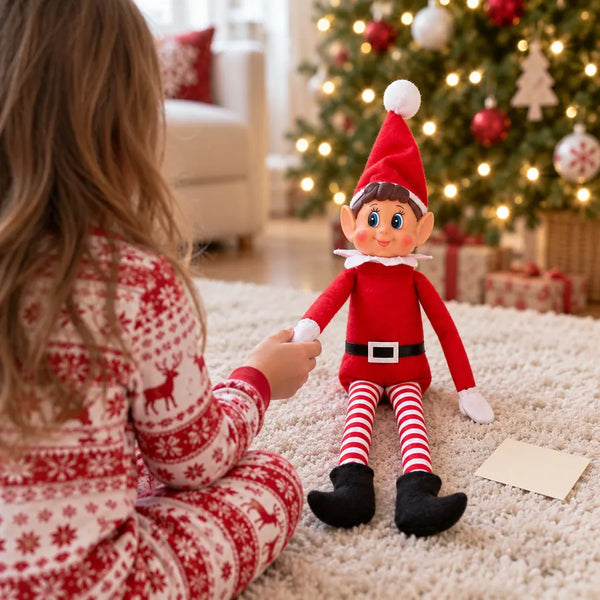 Un enfant tient la main de son lutin farceur pour faire connaissance