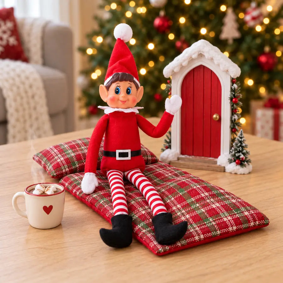 Le coin du lutin prêt pour son arrivée : son lit à carreaux, sa porte magique et un chocolat chaud