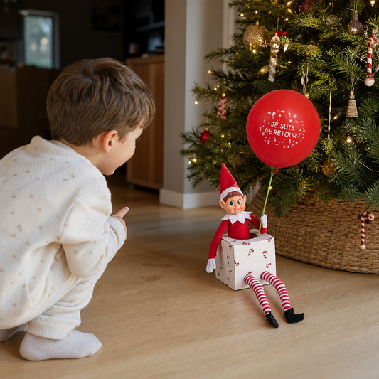 Enfant découvrant le kit d’arrivée du lutin farceur au pied du sapin